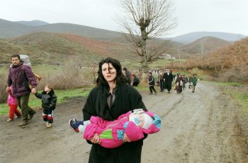 kosovo-refugees-arrive-in-albania-april-1999-joel-robine